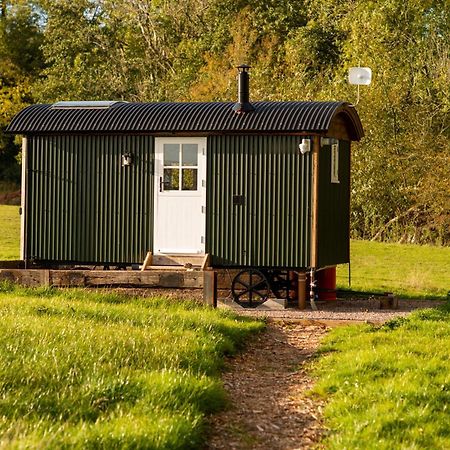 Harrys Hideout - Shepherd'S Huts At Harrys Cottages Pen-y-Clawdd Ruang foto