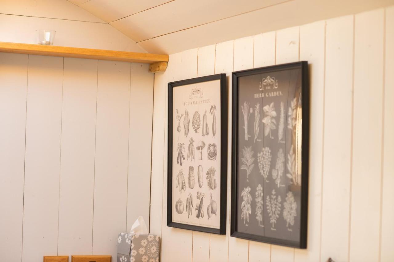 Harrys Hideout - Shepherd'S Huts At Harrys Cottages Pen-y-Clawdd Bagian luar foto