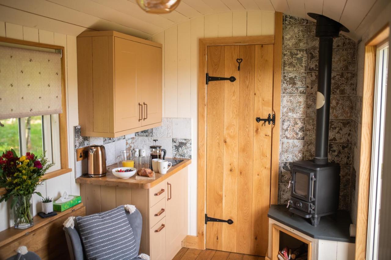 Harrys Hideout - Shepherd'S Huts At Harrys Cottages Pen-y-Clawdd Bagian luar foto