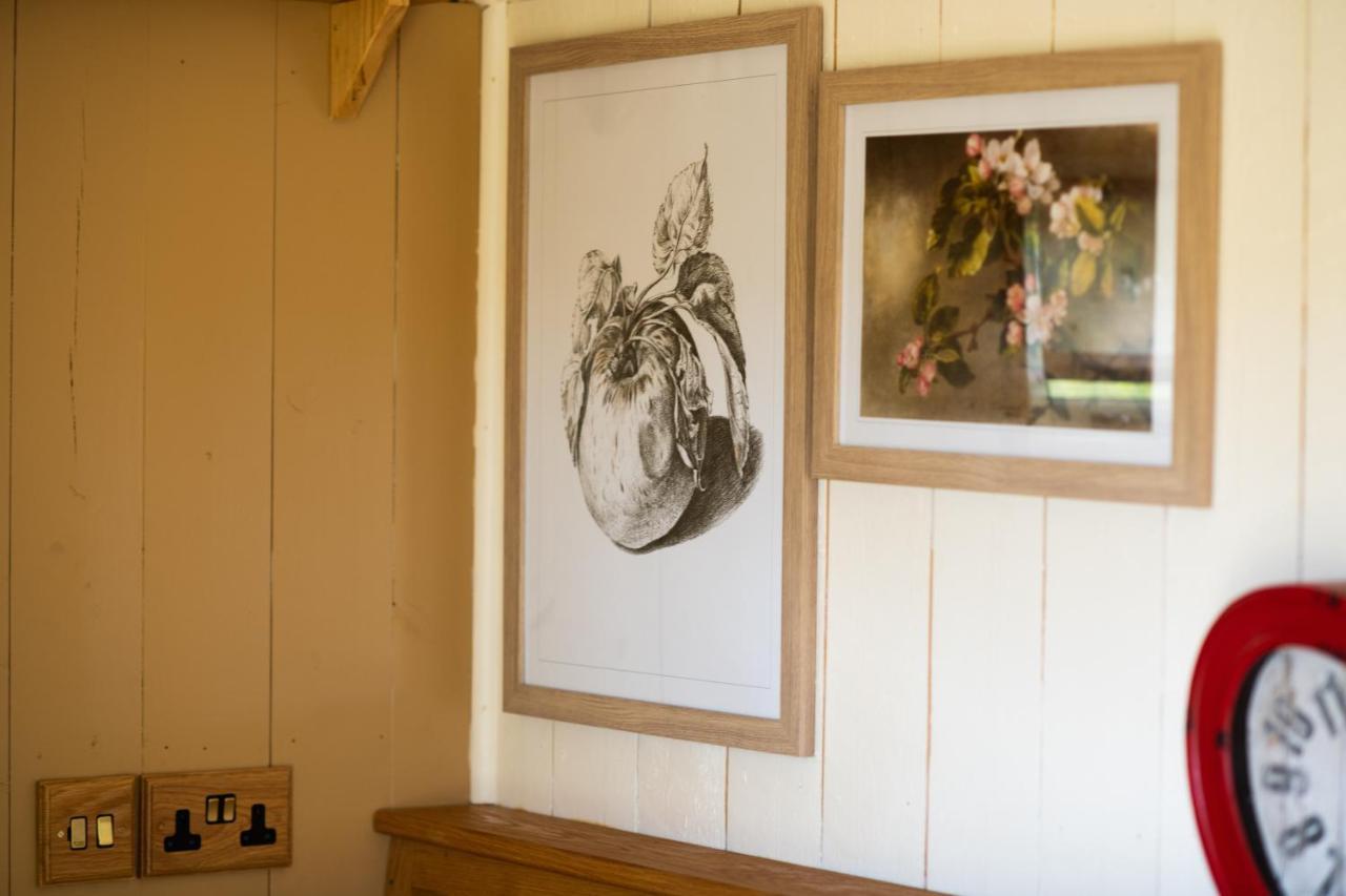Harrys Hideout - Shepherd'S Huts At Harrys Cottages Pen-y-Clawdd Bagian luar foto
