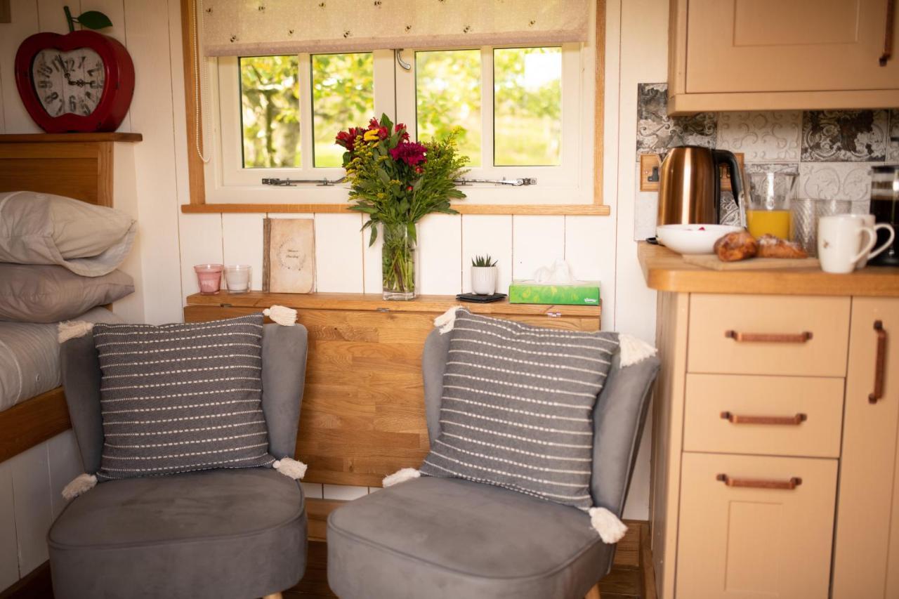Harrys Hideout - Shepherd'S Huts At Harrys Cottages Pen-y-Clawdd Bagian luar foto