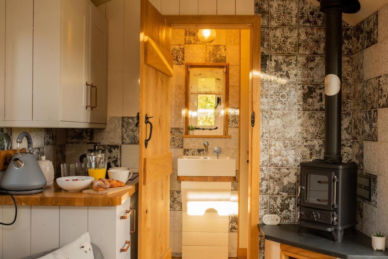 Harrys Hideout - Shepherd'S Huts At Harrys Cottages Pen-y-Clawdd Bagian luar foto