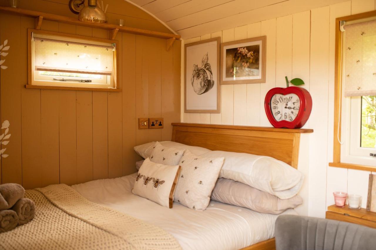 Harrys Hideout - Shepherd'S Huts At Harrys Cottages Pen-y-Clawdd Bagian luar foto