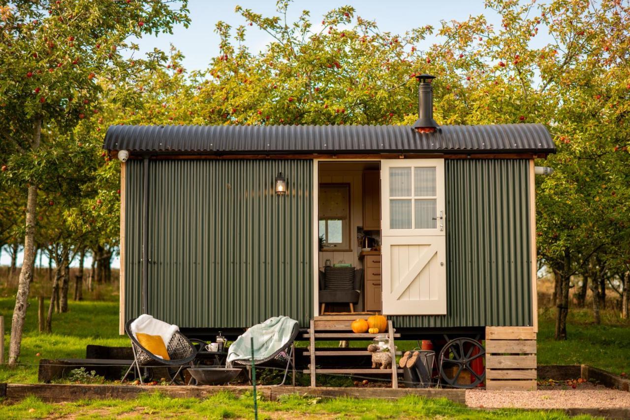 Harrys Hideout - Shepherd'S Huts At Harrys Cottages Pen-y-Clawdd Bagian luar foto