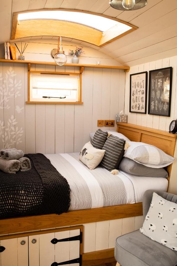 Harrys Hideout - Shepherd'S Huts At Harrys Cottages Pen-y-Clawdd Bagian luar foto