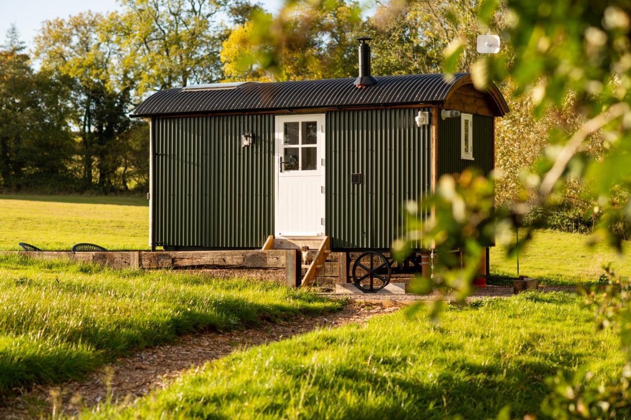 Harrys Hideout - Shepherd'S Huts At Harrys Cottages Pen-y-Clawdd Bagian luar foto
