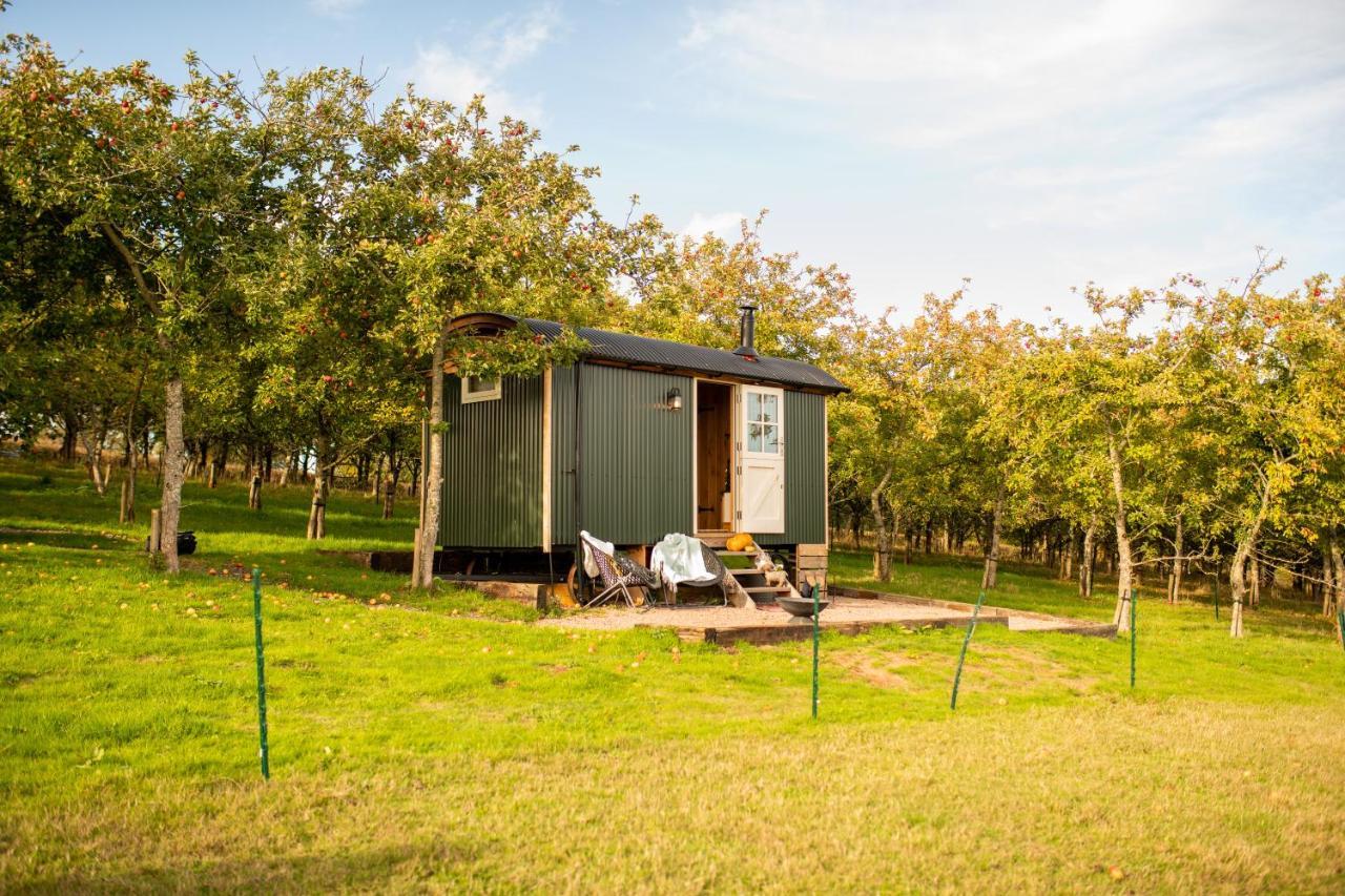 Harrys Hideout - Shepherd'S Huts At Harrys Cottages Pen-y-Clawdd Bagian luar foto