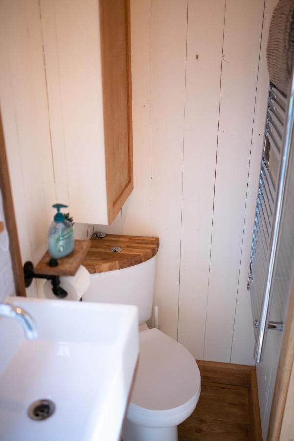 Harrys Hideout - Shepherd'S Huts At Harrys Cottages Pen-y-Clawdd Bagian luar foto