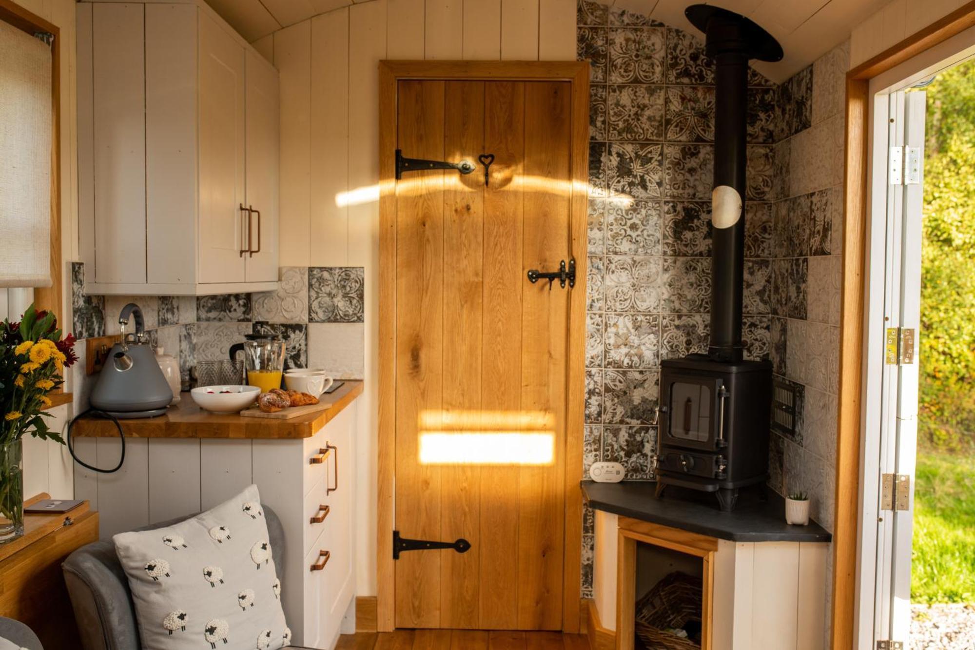 Harrys Hideout - Shepherd'S Huts At Harrys Cottages Pen-y-Clawdd Ruang foto