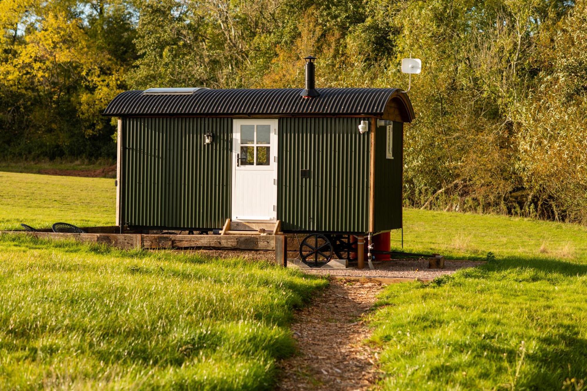 Harrys Hideout - Shepherd'S Huts At Harrys Cottages Pen-y-Clawdd Ruang foto